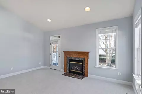 Living - 13879 Crabtree Way, Gainesville, VA 20155 photo 5 of 10