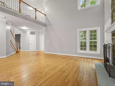 Living - 10940 Meanderview Ct, Manassas, VA 20111 photo 9 of 10