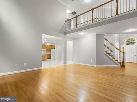 Living - 10940 Meanderview Ct, Manassas, VA 20111 photo 8 of 10