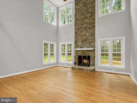 Living - 10940 Meanderview Ct, Manassas, VA 20111 photo 7 of 10