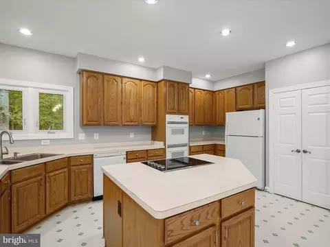 Kitchen - 10940 Meanderview Ct, Manassas, VA 20111 photo 2 of 6