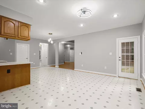 Living - 10940 Meanderview Ct, Manassas, VA 20111 photo 5 of 10