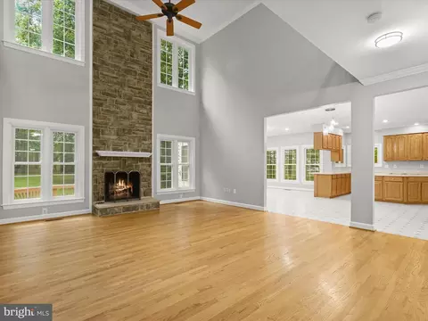 Living - 10940 Meanderview Ct, Manassas, VA 20111 photo 6 of 10