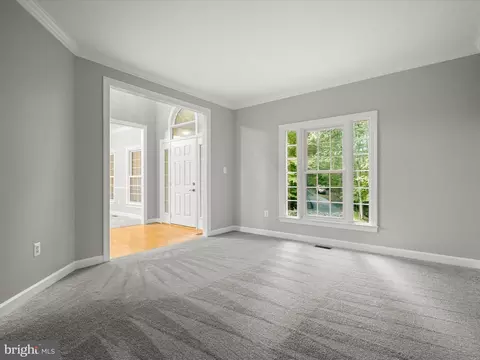 Living - 10940 Meanderview Ct, Manassas, VA 20111 photo 1 of 10