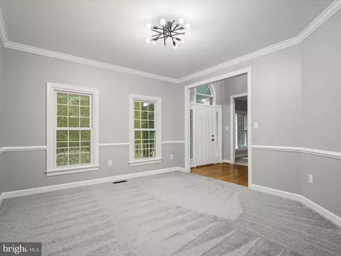 Living - 10940 Meanderview Ct, Manassas, VA 20111 photo 3 of 10