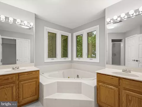 Bath - 10940 Meanderview Ct, Manassas, VA 20111 photo 2 of 5