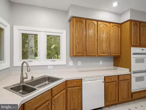 Kitchen - 10940 Meanderview Ct, Manassas, VA 20111 photo 3 of 6