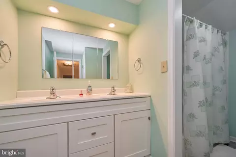Bath - 4607 Angus Dr, Gainesville, VA 20155 photo 7 of 7