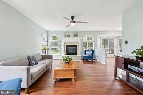 Living - 10457 Pineview Rd, Manassas, VA 20111 photo 4 of 6