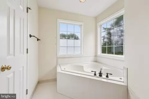 Bath - 10457 Pineview Rd, Manassas, VA 20111 photo 4 of 8