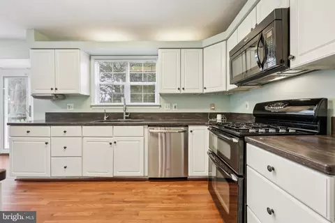 Kitchen - 10457 Pineview Rd, Manassas, VA 20111 photo 2 of 2