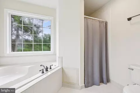 Bath - 10457 Pineview Rd, Manassas, VA 20111 photo 5 of 8