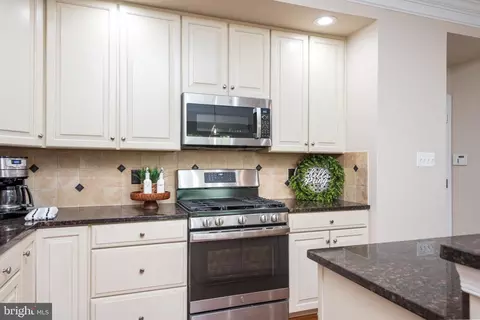 7300 Brunson Cir, Gainesville, VA 20155 photo 16
