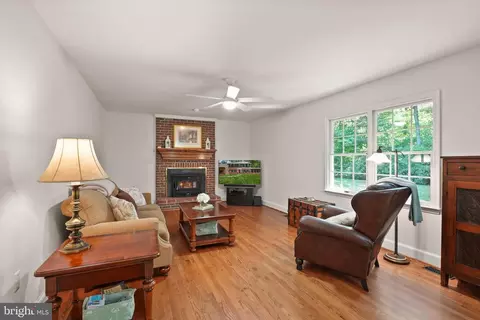 Living - 6040 Token Forest Dr, Manassas, VA 20112 photo 2 of 3