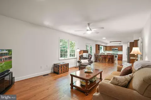 Living - 6040 Token Forest Dr, Manassas, VA 20112 photo 3 of 3