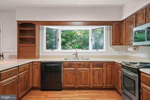 Kitchen - 6040 Token Forest Dr, Manassas, VA 20112 photo 3 of 6