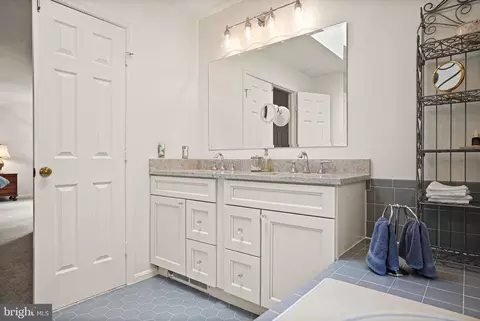 Bath - 6040 Token Forest Dr, Manassas, VA 20112 photo 3 of 5