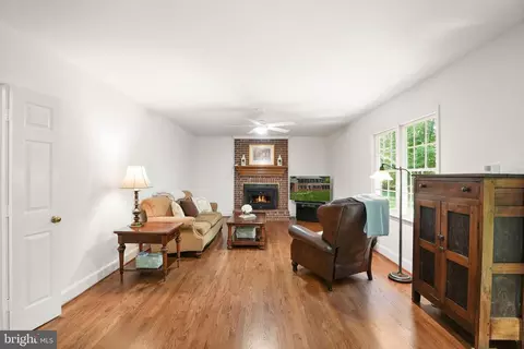 Living - 6040 Token Forest Dr, Manassas, VA 20112 photo 1 of 3