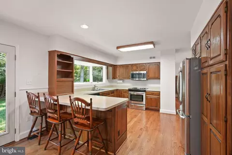 Kitchen - 6040 Token Forest Dr, Manassas, VA 20112 photo 5 of 6