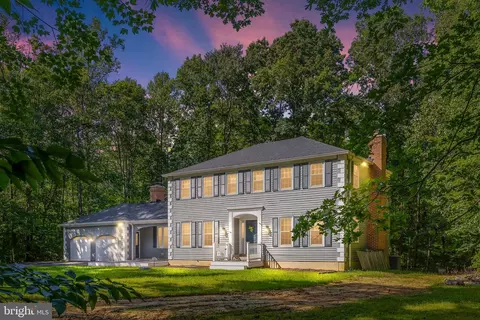 4910 Stonehurst Dr, Woodbridge, VA 22192
