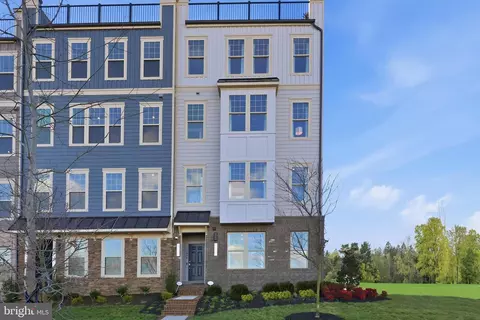 17806 Southern Shores Dr, Dumfries, VA 22026