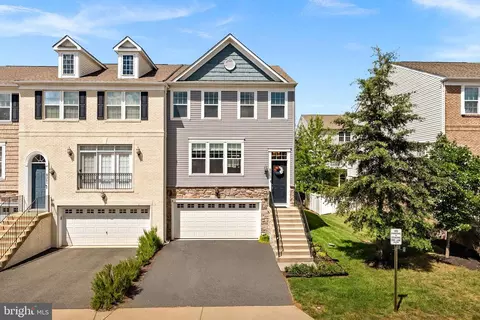 8943 Englewood Farms Dr, Manassas, VA 20112