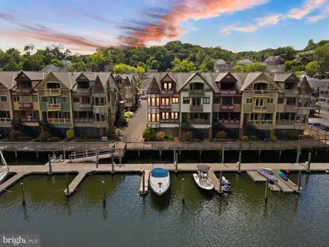 262 Gaslight Landing Ct, Occoquan, VA 22125