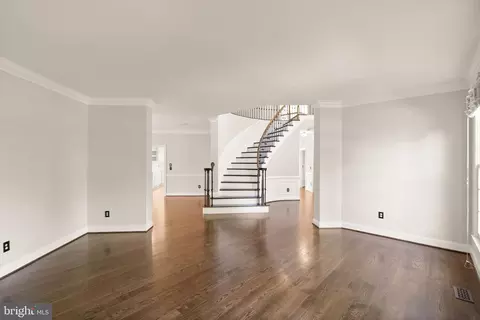 Living - 8318 Roxborough Loop, Gainesville, VA 20155 photo 2 of 7