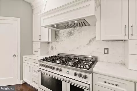 Kitchen - 8318 Roxborough Loop, Gainesville, VA 20155 photo 3 of 11