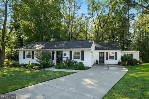 1329 Saxon St, Woodbridge, VA 22191