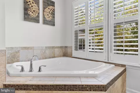 Bath - 14529 Bluff Point Ct, Gainesville, VA 20155 photo 3 of 6