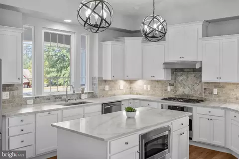 Kitchen - 14529 Bluff Point Ct, Gainesville, VA 20155 photo 6 of 7