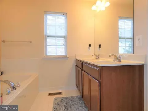 Bath - 4911 Potomac Highlands Cir, Triangle, VA 22172 photo 1 of 3