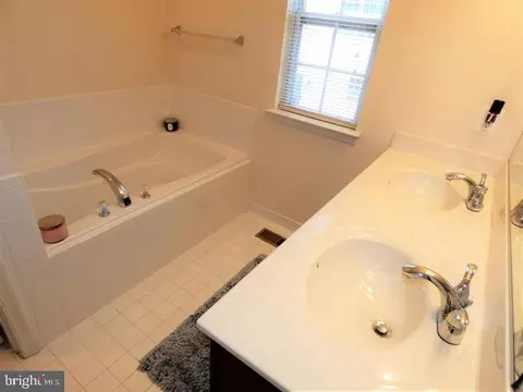 Bath - 4911 Potomac Highlands Cir, Triangle, VA 22172 photo 2 of 3