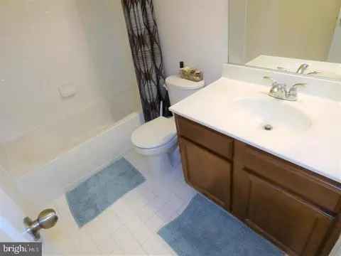 Bath - 4911 Potomac Highlands Cir, Triangle, VA 22172 photo 3 of 3