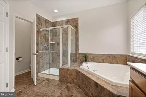 Bath - 13872 Tarleton Ct, Gainesville, VA 20155 photo 2 of 5