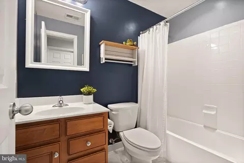 Bath - 13872 Tarleton Ct, Gainesville, VA 20155 photo 5 of 5