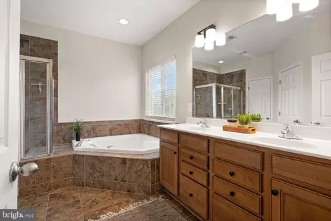 Bath - 13872 Tarleton Ct, Gainesville, VA 20155 photo 1 of 5