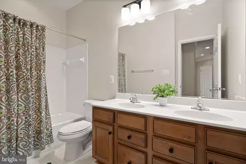Bath - 13872 Tarleton Ct, Gainesville, VA 20155 photo 4 of 5