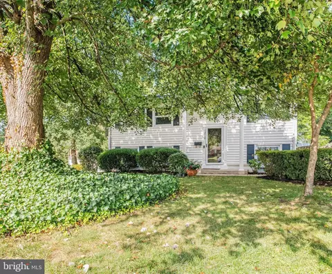 13728 Greenwood Dr, Woodbridge, VA 22193