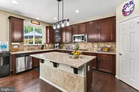 Kitchen - 18711 Pier Trail Dr, Triangle, VA 22172 photo 4 of 8