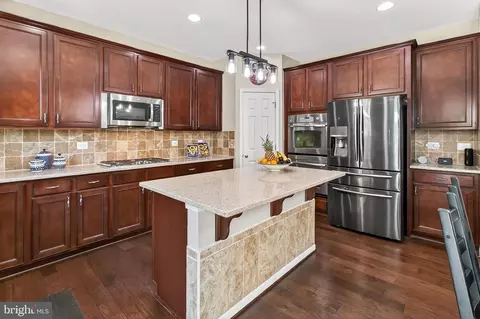 Kitchen - 18711 Pier Trail Dr, Triangle, VA 22172 photo 3 of 8