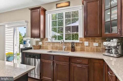 Kitchen - 18711 Pier Trail Dr, Triangle, VA 22172 photo 6 of 8