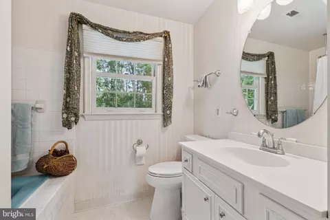 Bath - 14376 Breezewood Ct, Gainesville, VA 20155 photo 2 of 3