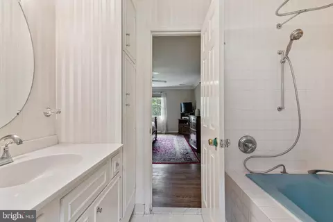 Bath - 14376 Breezewood Ct, Gainesville, VA 20155 photo 3 of 3
