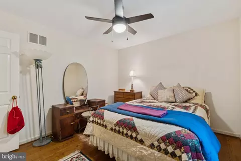 Bedroom - 14376 Breezewood Ct, Gainesville, VA 20155 photo 5 of 8