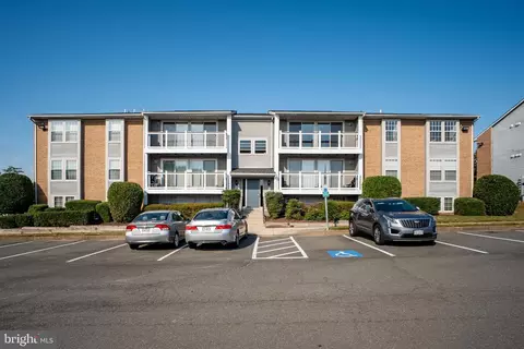 17060 Capri Ln #304, Dumfries, VA 22026