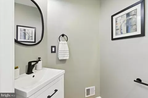 8207 Peggys Ct, Gainesville, VA 20155 photo 14