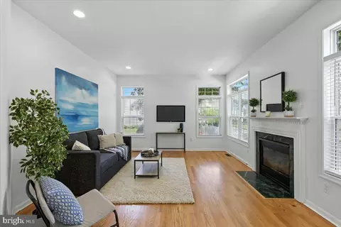 8207 Peggys Ct, Gainesville, VA 20155 photo 11