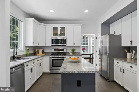 8207 Peggys Ct, Gainesville, VA 20155